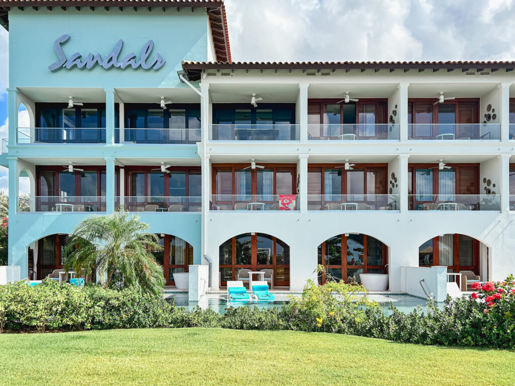 O Sandals Royal Curaçao possui 351 acomodações
