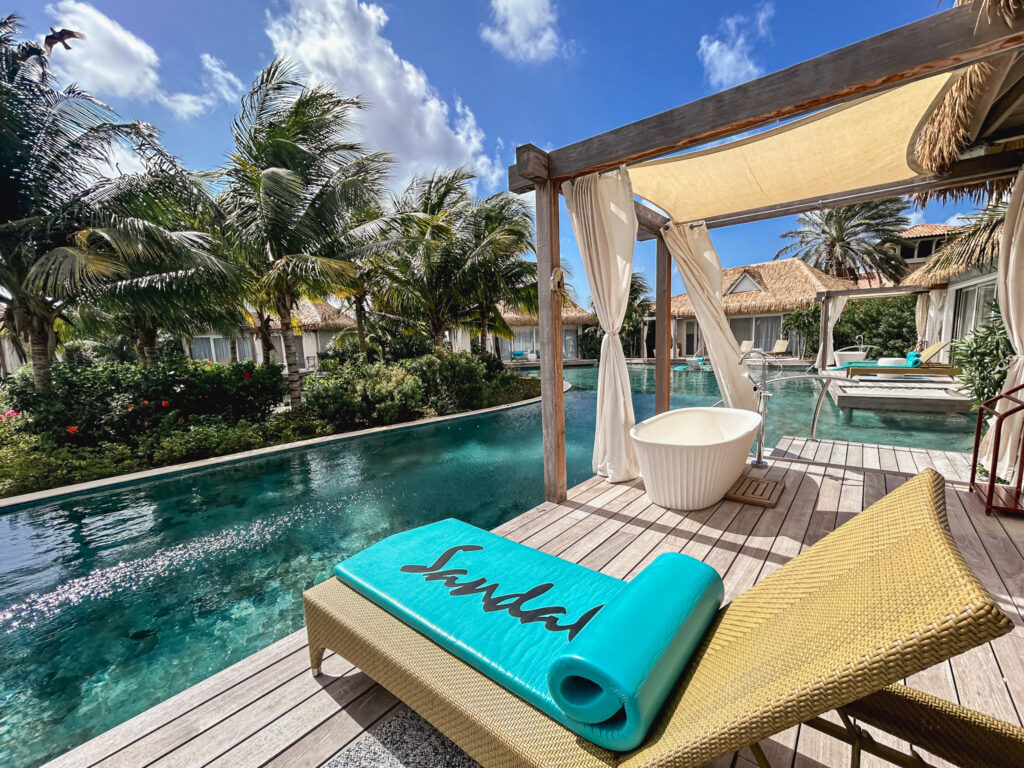 Os hóspedes contam com uma banheira na varanda da Kurason Island poolside butler bungalow with patio tranquility soaking tub, além da piscina em formato de coração