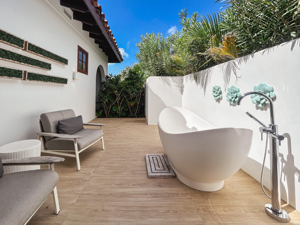 Área externa da categoria Melemele One Bedroom Butler Walkout Suite with Patio Tranquility Soaking Tub
