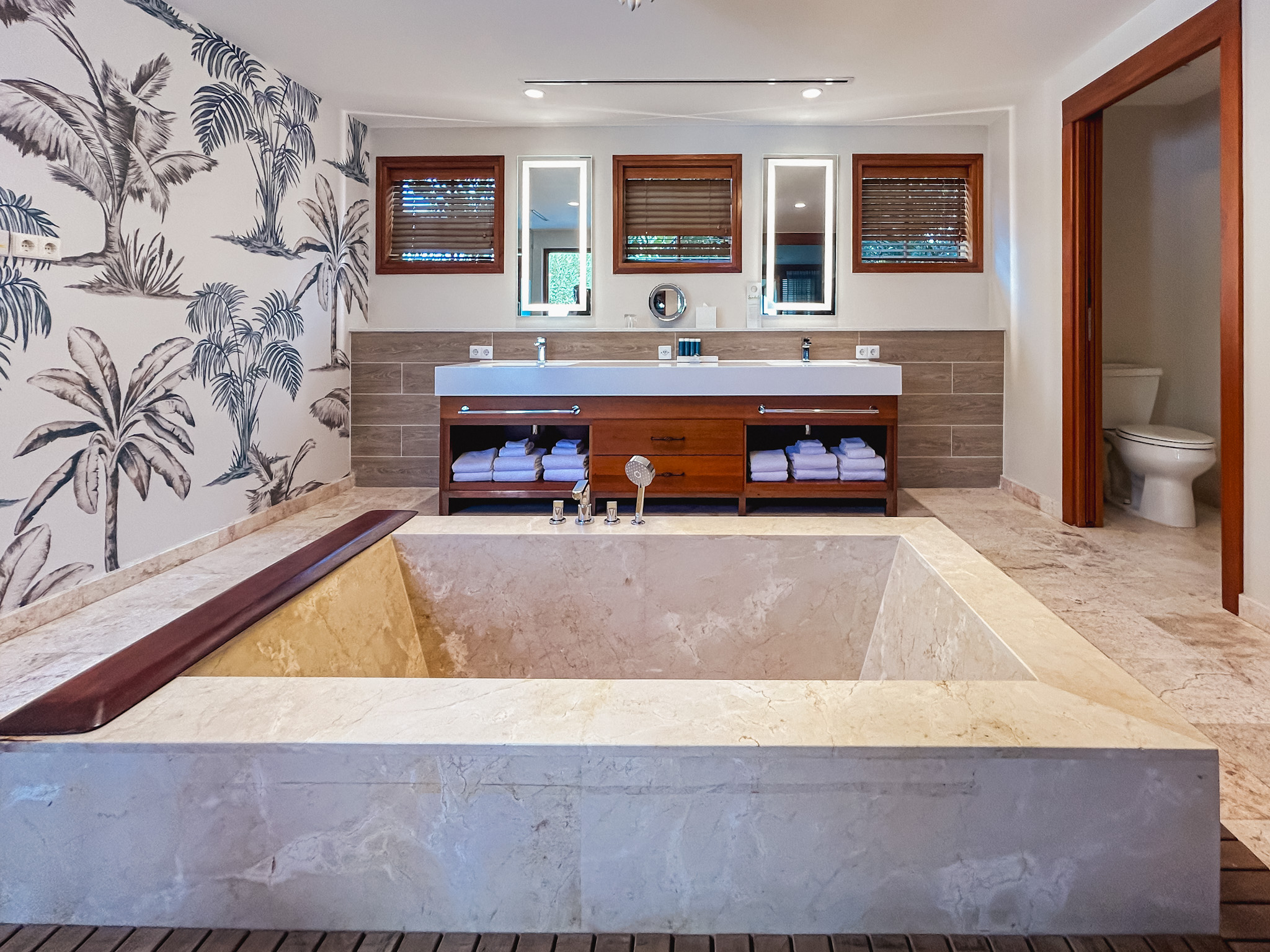 Banheira interna da categoria Melemele One Bedroom Butler Walkout Suite with Patio Tranquility Soaking Tub Banheira interna da categoria Melemele One Bedroom Butler Walkout Suite with Patio Tranquility Soaking Tub