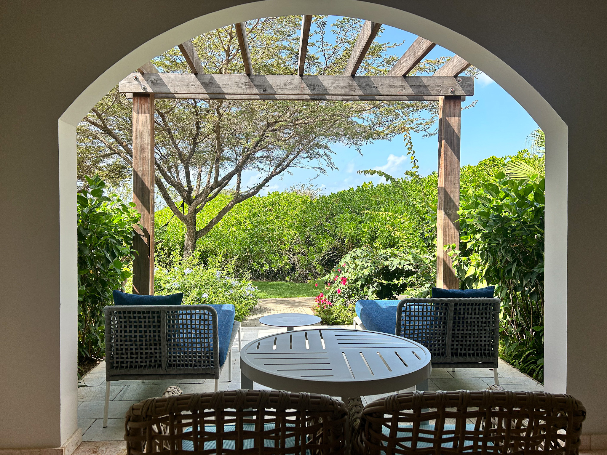 Patio da categoria Melemele One Bedroom Butler Walkout Suite with Patio Tranquility Soaking Tub Patio da categoria Melemele One Bedroom Butler Walkout Suite with Patio Tranquility Soaking Tub