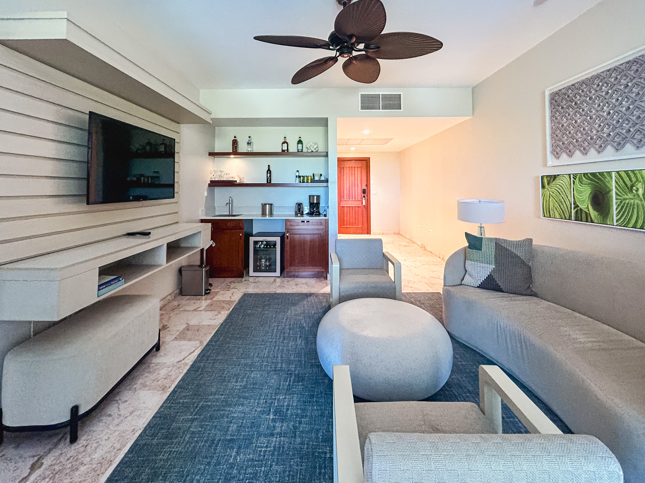 Sala da acomodação da categoria Melemele One Bedroom Butler Walkout Suite with Patio Tranquility Soaking Tub Sala da acomodação da categoria Melemele One Bedroom Butler Walkout Suite with Patio Tranquility Soaking Tub
