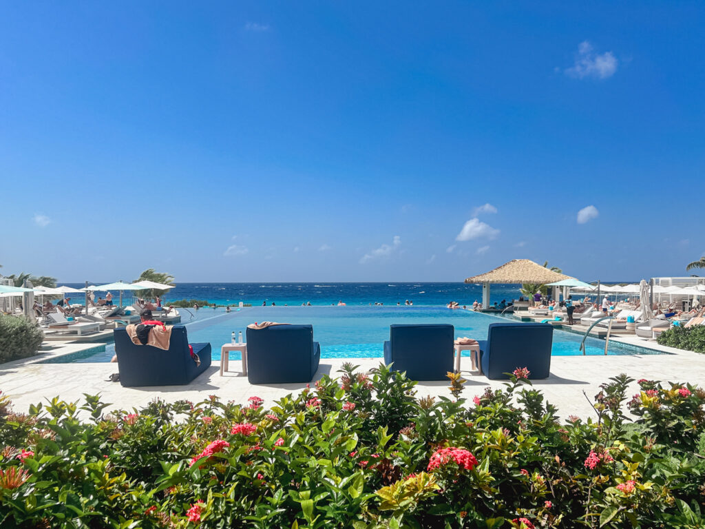 Na área da piscina do Sandals Royal Curaçao há diversas espreguiçadeiras e bangalôs