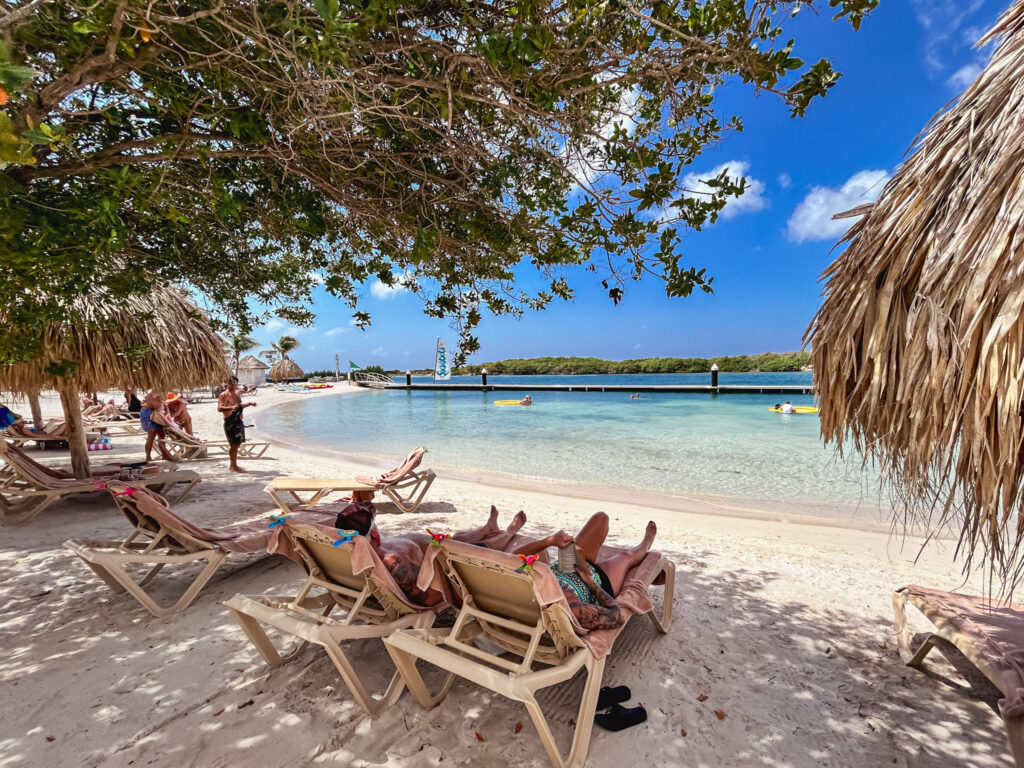 Na praia do Sandals Royal Curaçao há espreguiçadeiras e guarda-sóis