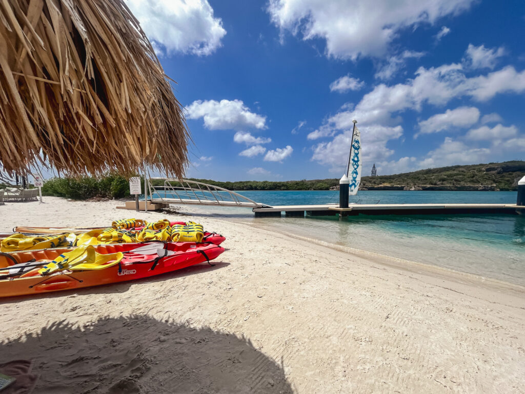 A praia do Sandals Royal Curaçao é calma e possui águas mornas