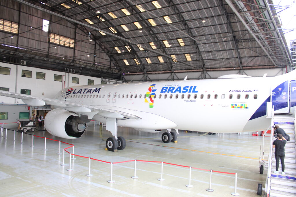 Detalhed o A320neo com a adesivagem Detalhed o A320neo com a adesivagem