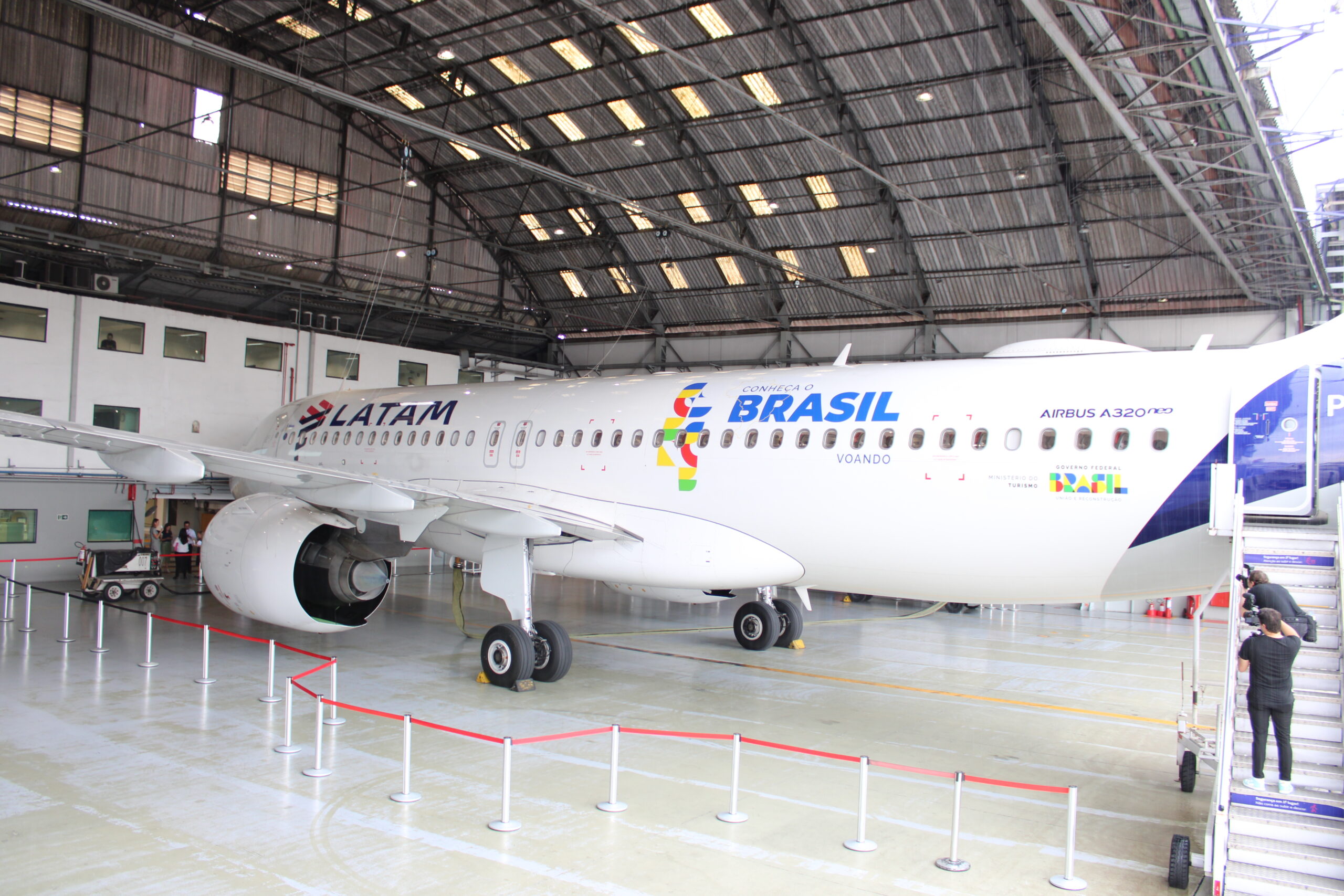 Detalhed o A320neo com a adesivagem Detalhed o A320neo com a adesivagem