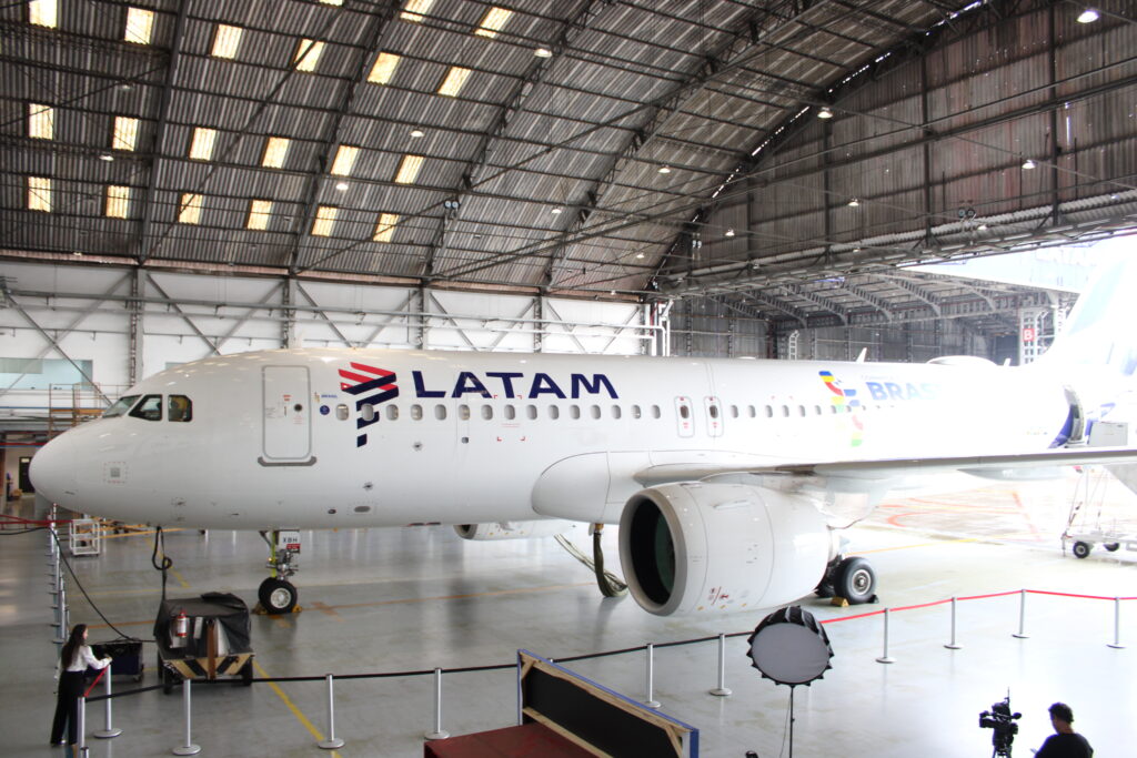 Latam e MTur lançam primeira aeronave temática do programa “Conheça o Brasil: Voando”; fotos Latam e MTur lançam primeira aeronave temática do programa “Conheça o Brasil: Voando”; fotos