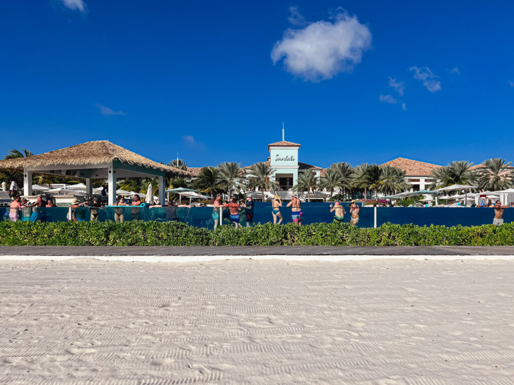 A piscina de dois níveis e borda infinita fica em frente a praia