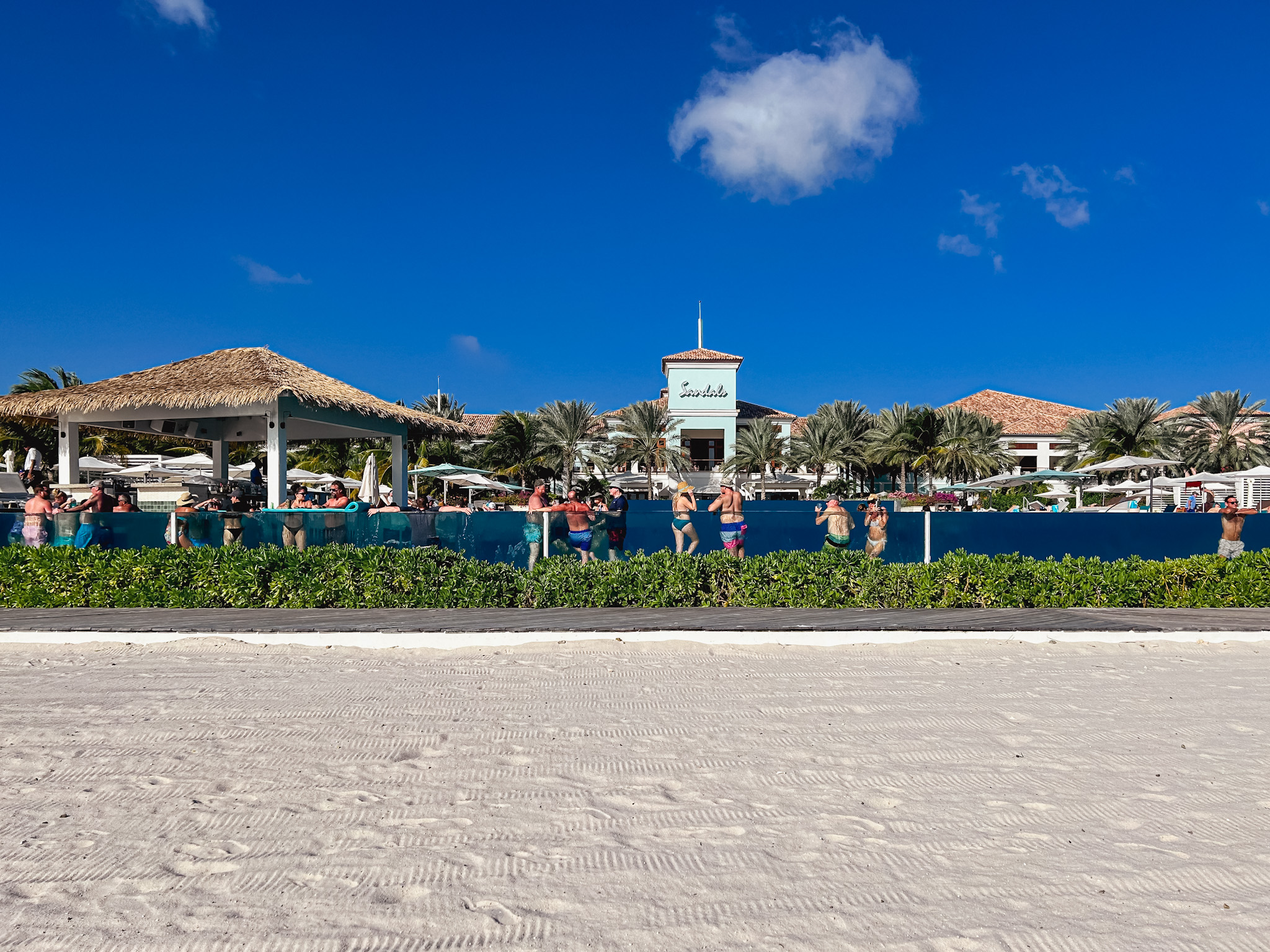 A piscina de dois níveis e borda infinita fica em frente a praia A piscina de dois níveis e borda infinita fica em frente a praia