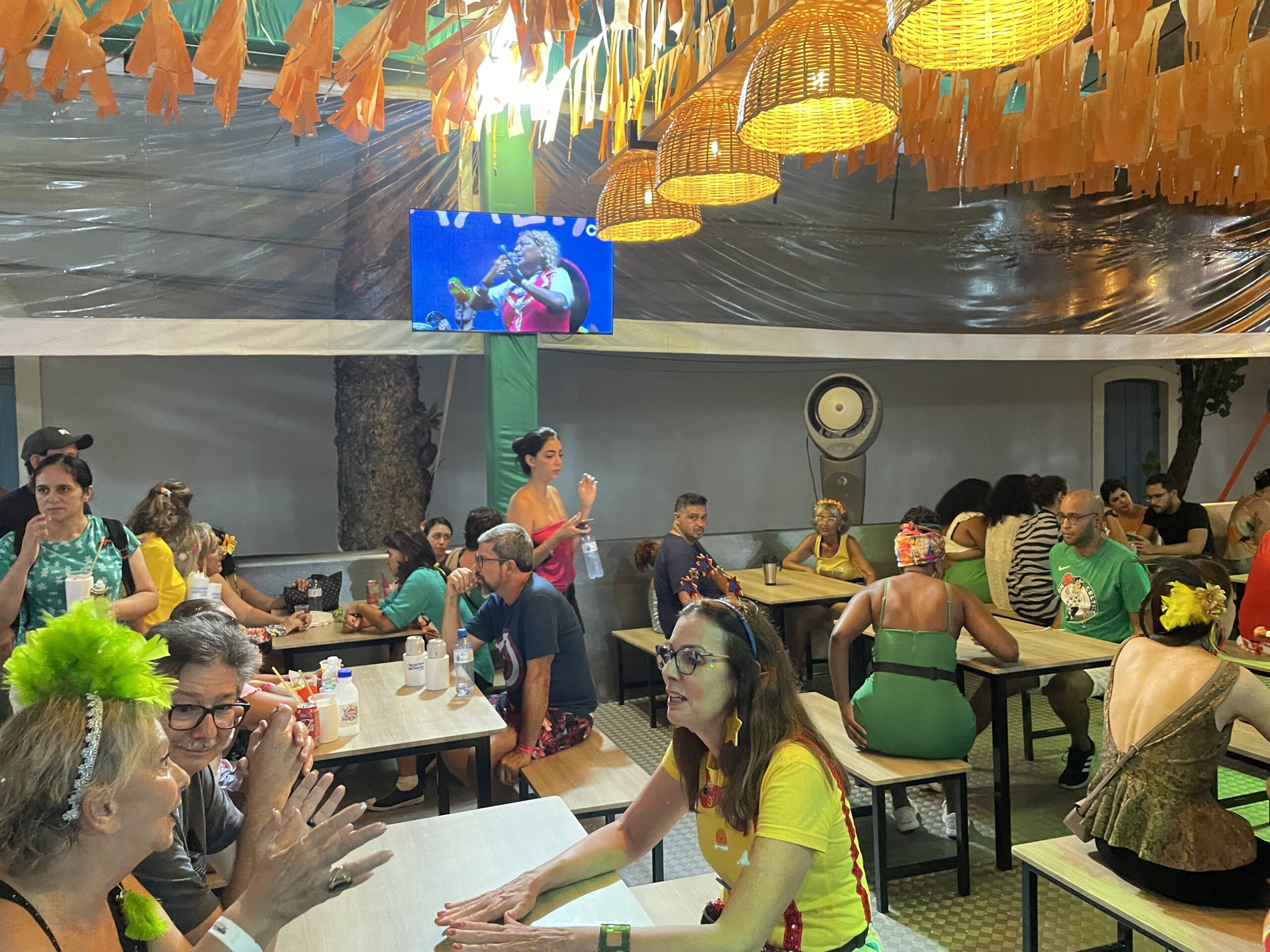 O espaço comporta até 300 pessoas sentadas O espaço comporta até 300 pessoas sentadas