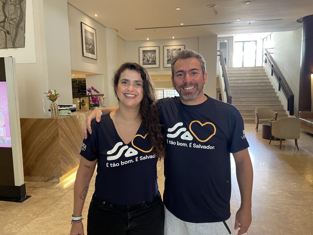 Giulliana Mesquita, gerente sênior de produtos e Ricardo Bezerra, gerente comercial da Azul Viagens