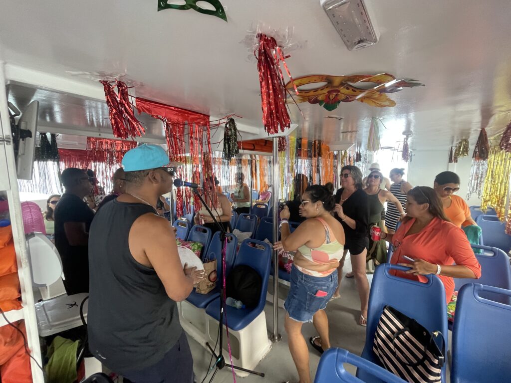 Agentes curtindo um pagode em alto mar