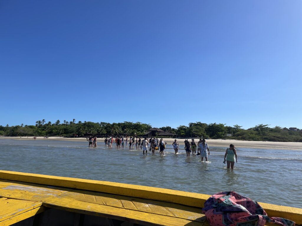 O passeio levou os agentes até o beach club Manguezal, na ilha de Itaparica