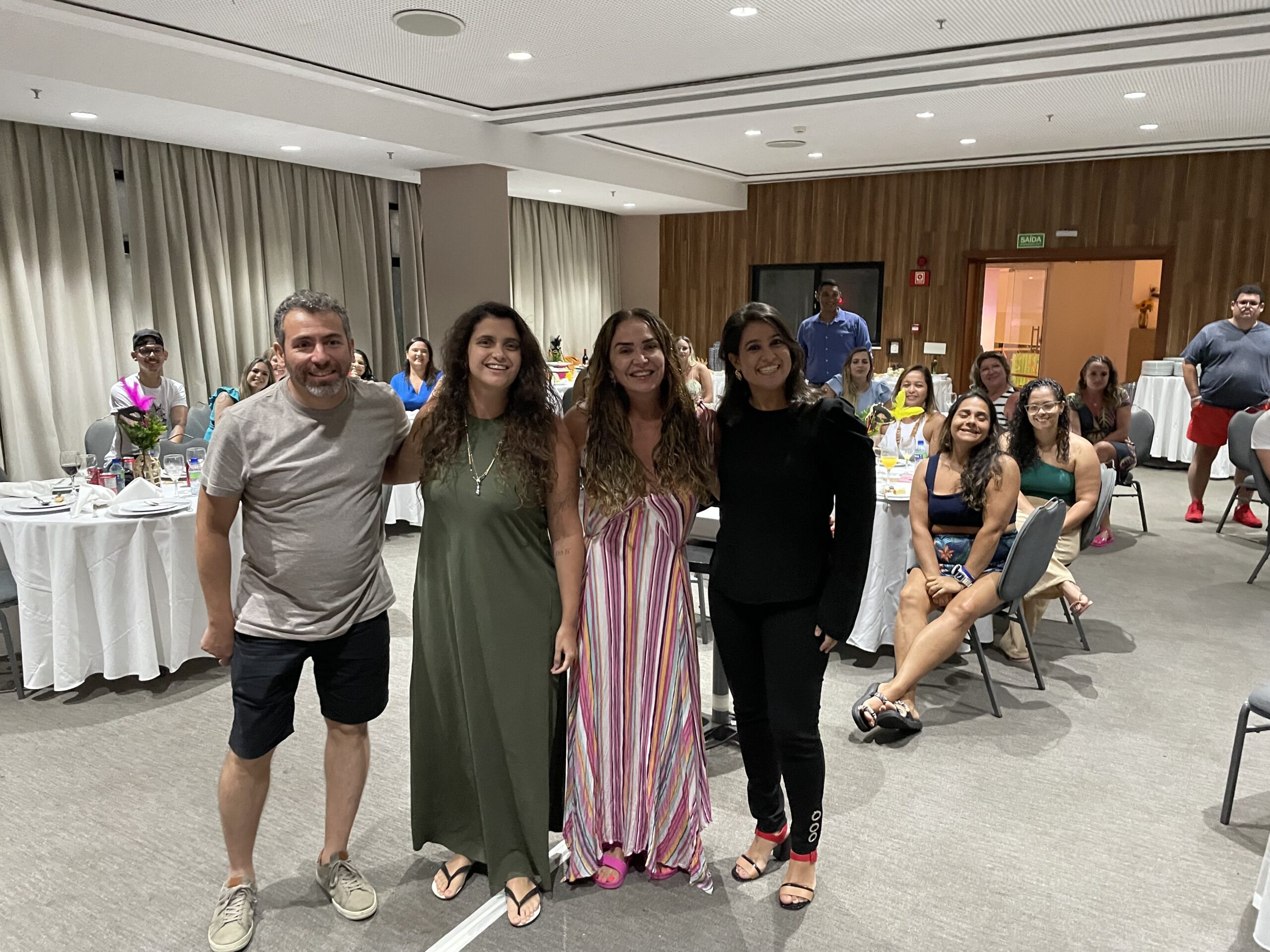Ricardo Bezerra, gerente comercial e Giulliana Mesquita, gerente sênior de produtos da Azul Viagens junto com Christiane Teixeira, sócia-proprietária da Luck Receptivo e Karla Rebouças, gerente de contas do Grupo Wish para a região Bahia/Sergipe Ricardo Bezerra, gerente comercial e Giulliana Mesquita, gerente sênior de produtos da Azul Viagens junto com Christiane Teixeira, sócia-proprietária da Luck Receptivo e Karla Rebouças, gerente de contas do Grupo Wish para a região Bahia/Sergipe