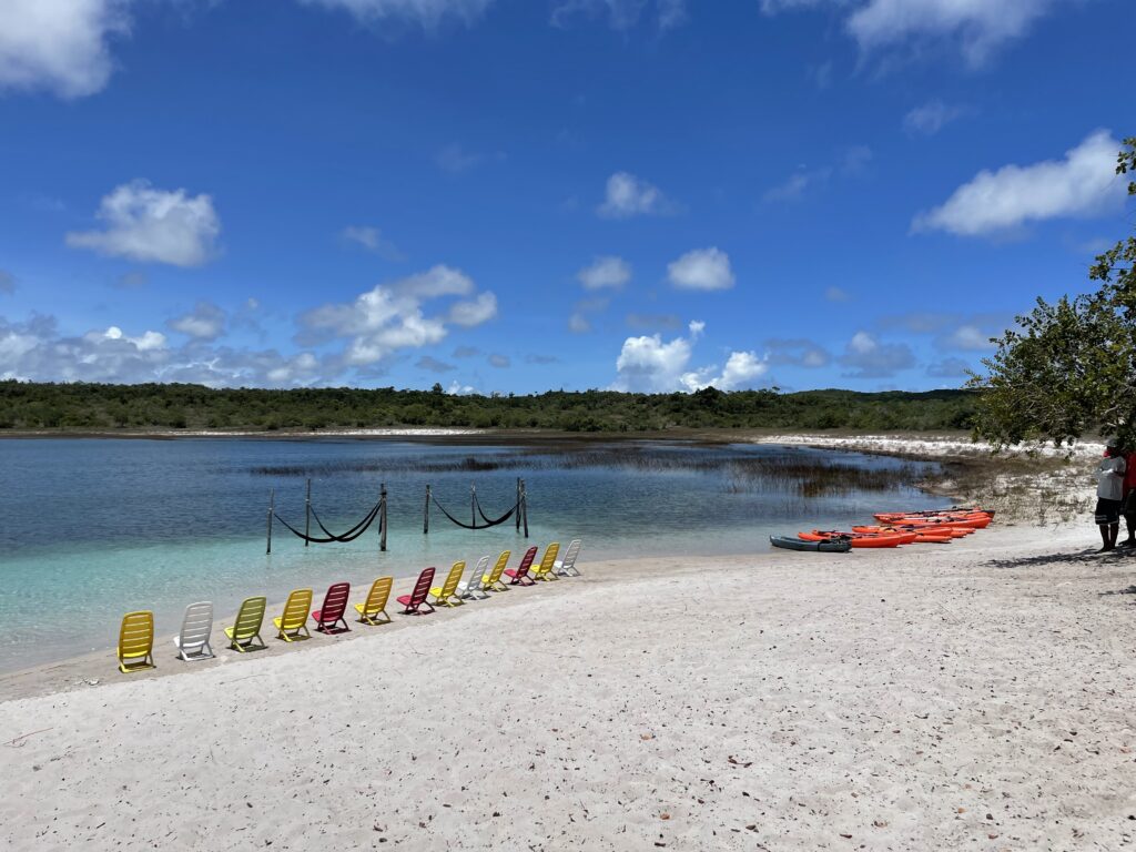 A estrutura do club conta com caiaques, stand up paddle, bangalôs, redes suspensas na água e mais