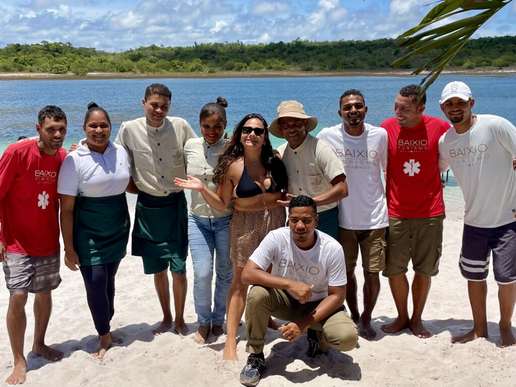 Julia Meira, da Azul Viagens com equipe do Baixio Turismo