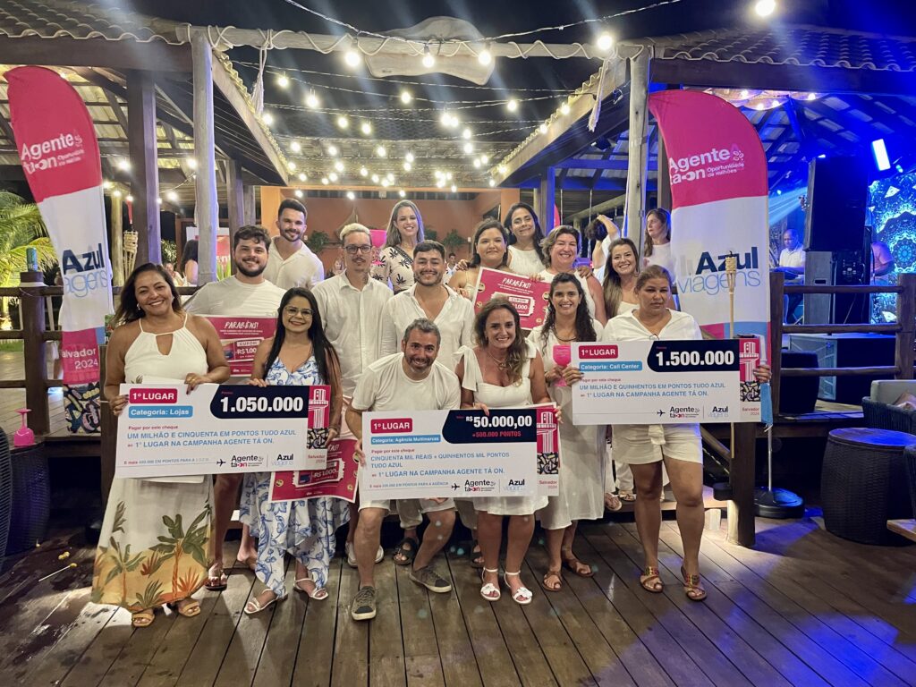 Vencedores do primeiro lugar com equipe da Azul Viagens