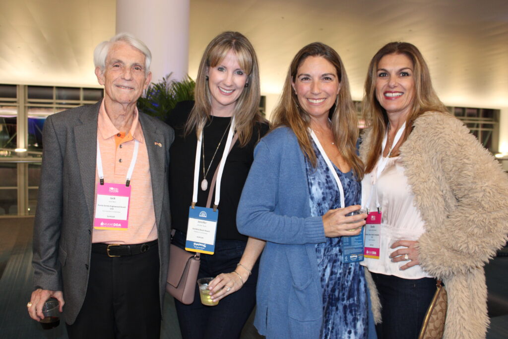 Jack Wert, do Punta Gorda Englewood Beach, Jennifer Tacey, de Isla Bella, Liana Pyne, do Oceans Edge Resort, e Claudia Cianfero-Woof, de Naples, Marco Island e Everglades CVB, e