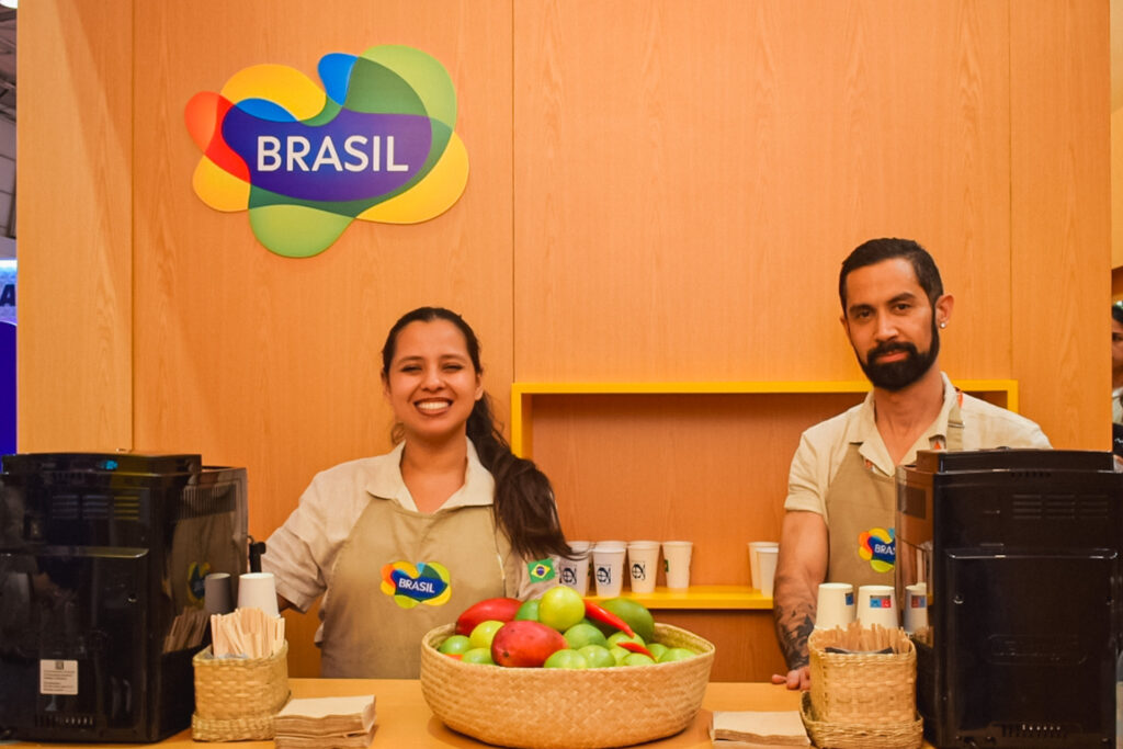 Juliana Barbosa e Rodrigo Camargo, baristas do estande da Embratur