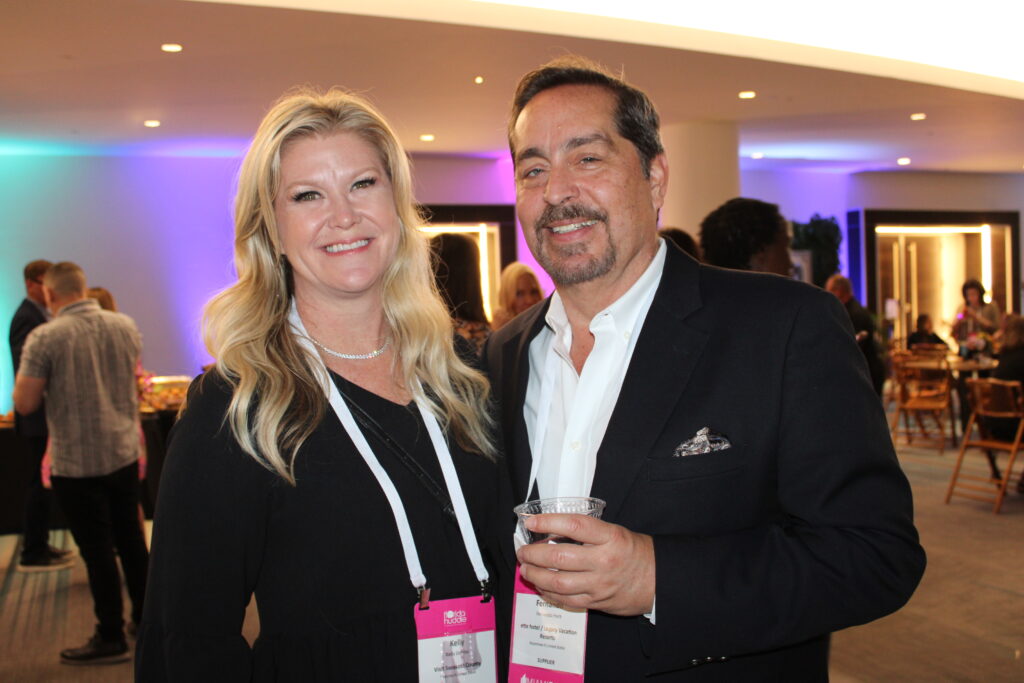 Kelly Defebo, do Visit Sarasota, e Fernando Harb, do Legacy Vacation Resorts