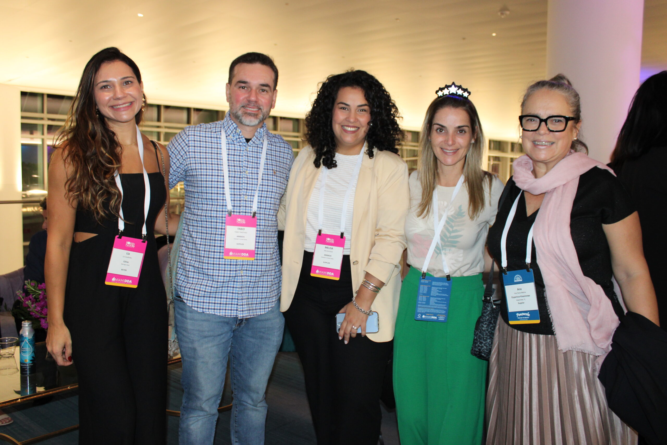 Lia Coutinho, da EZLink, Fabio Thimotheo e Melissa Rojo, da Arkbeds, Thais Machado, da FRT, e Ana Flavia Medina, de Kissimmee Lia Coutinho, da EZLink, Fabio Thimotheo e Melissa Rojo, da Arkbeds, Thais Machado, da FRT, e Ana Flavia Medina, de Kissimmee