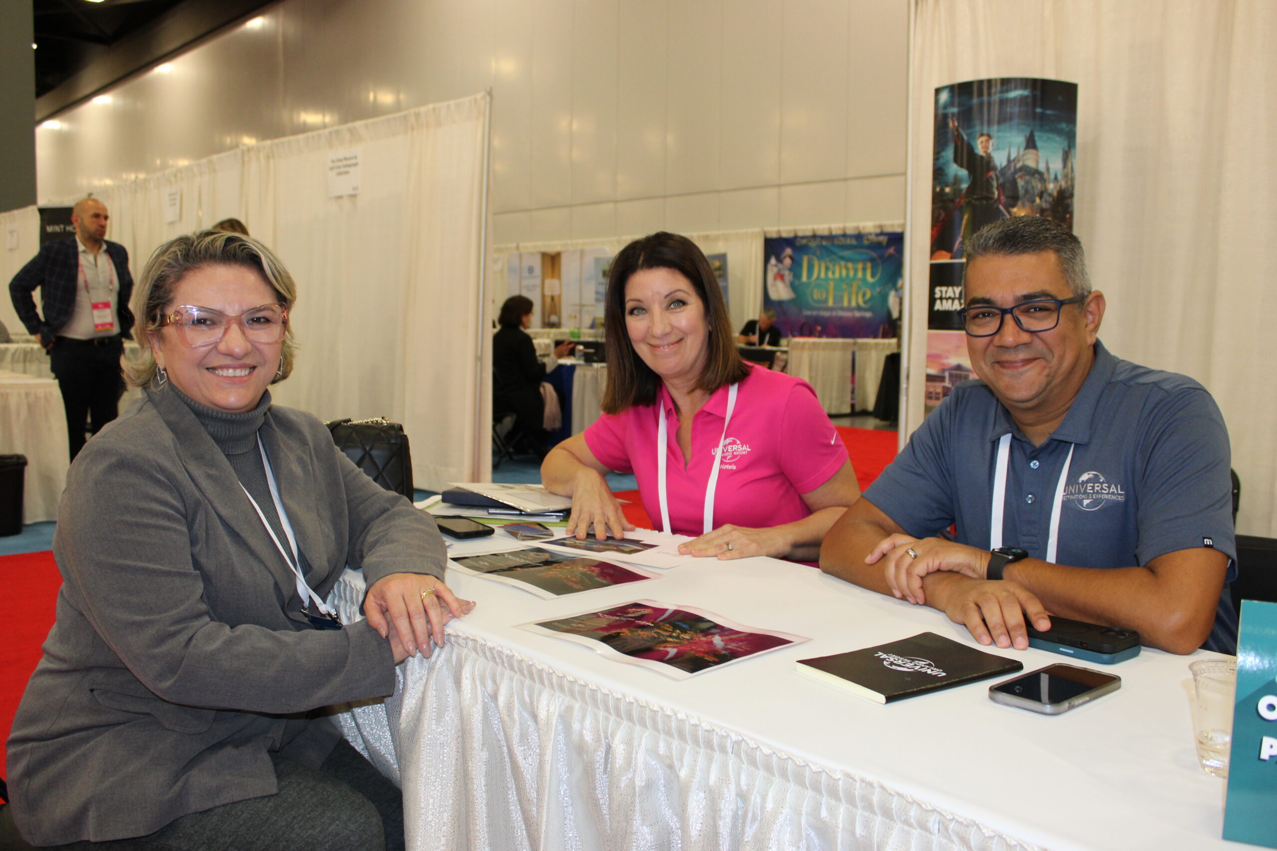 Lucia Duarte, da Nice Via Apia, com Loretta Love e Felipe Hernandez, do Universal Orlando Resort Lucia Duarte, da Nice Via Apia, com Loretta Love e Felipe Hernandez, do Universal Orlando Resort