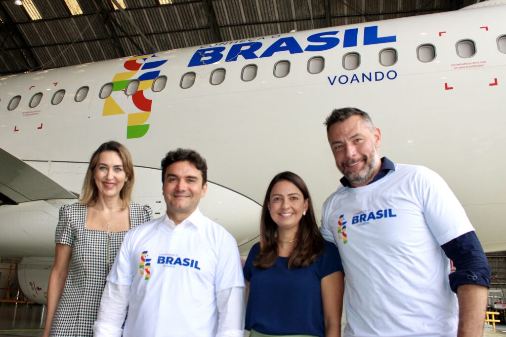 Luciane Leite, secretária executiva de Turismo de SP, Celso Sabino, ministro do Turismo, Aline Mafra, da Latam, e Fernando Marangoni, deputado federal