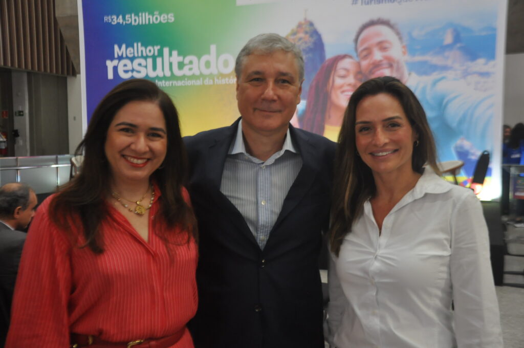 Luiz Strauss entre Ana Carolina Medeiros e Roberta Werner