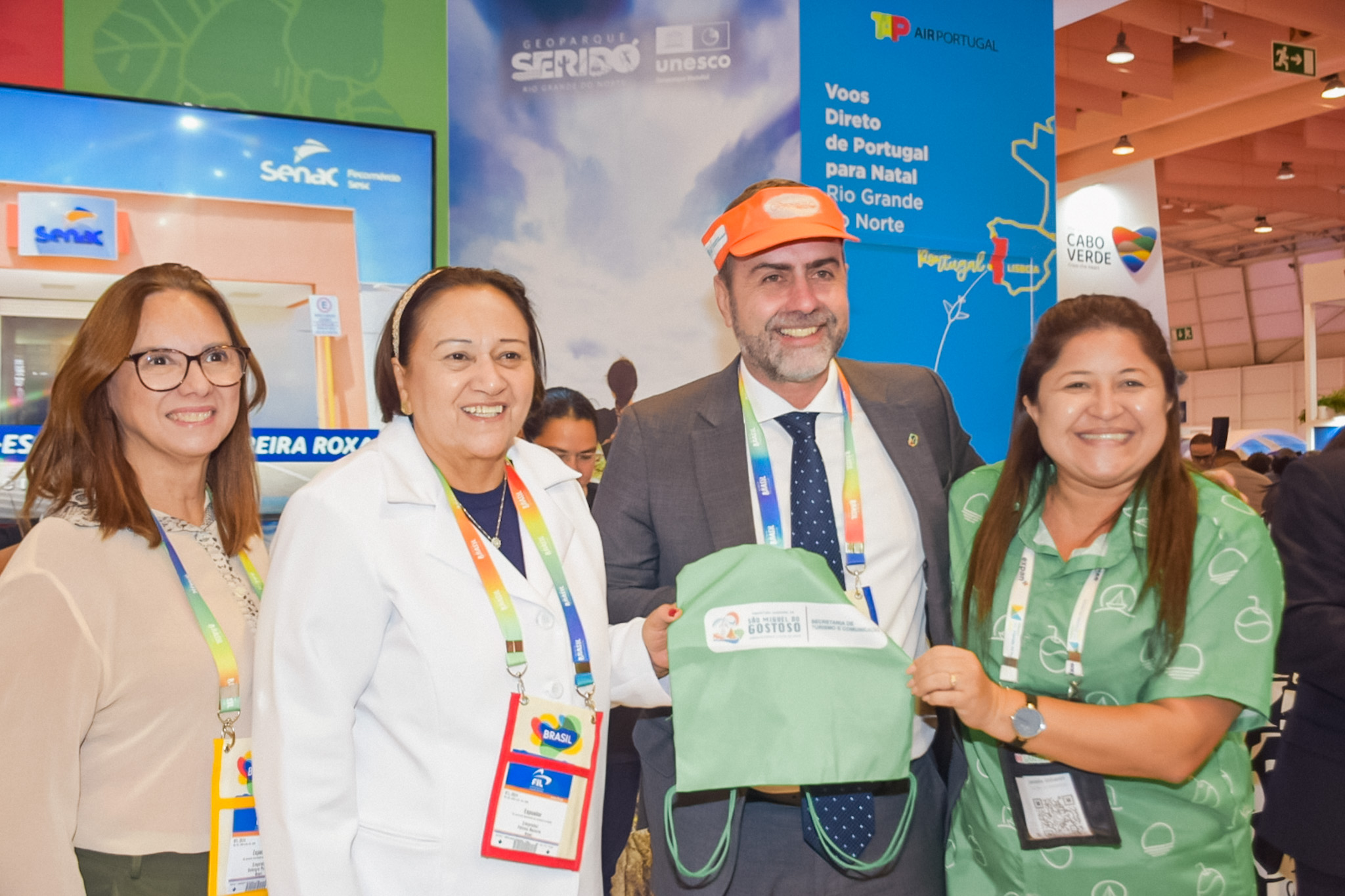 Marcelo Freixo, presidente da Embratur percorreu os estandes brasileiros e recebeu mimos de destinos Marcelo Freixo, presidente da Embratur percorreu os estandes brasileiros e recebeu mimos de destinos