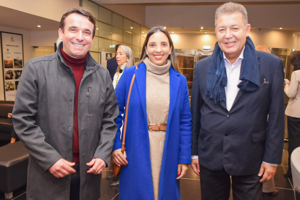 Mardem Couto e Luana Bastos, da Travessia Cidadania, com Alexandre Sampaio, da FBHA