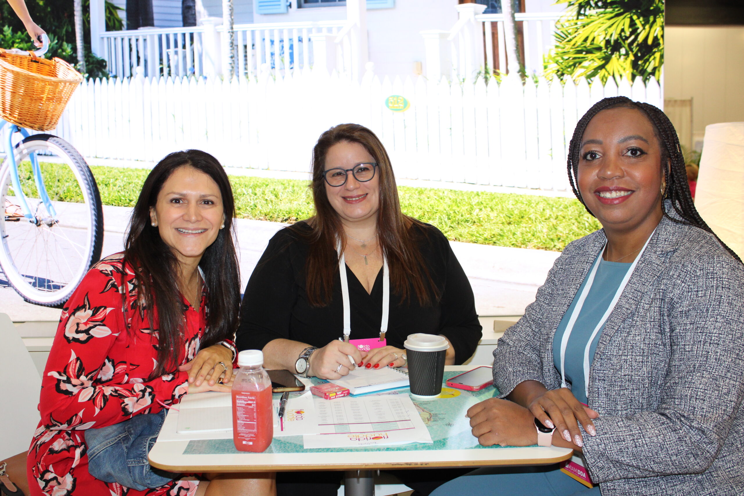 Mariana Barnes e Rafaela Brown, do Visit Florida, com Vilmara Souza, da Agaxtur Mariana Barnes e Rafaela Brown, do Visit Florida, com Vilmara Souza, da Agaxtur