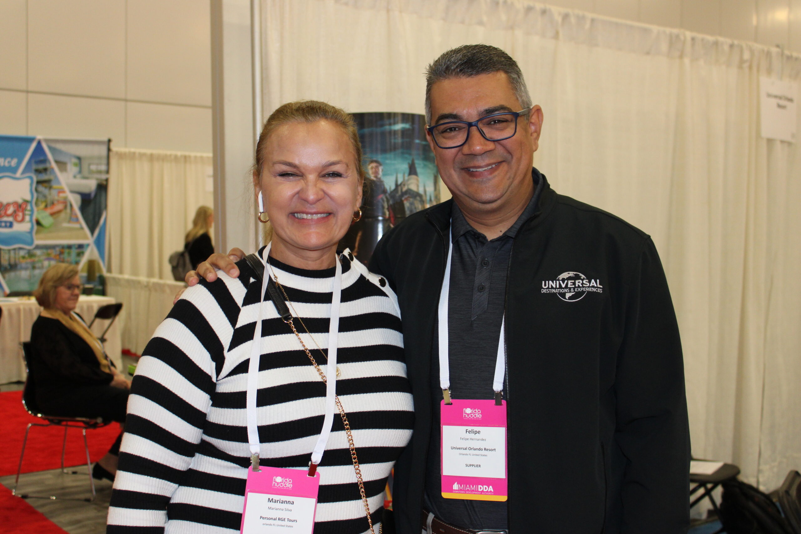 Marianna Silva, da Personal RGE Tours, e Felipe Hernandez, da Universal Marianna Silva, da Personal RGE Tours, e Felipe Hernandez, da Universal