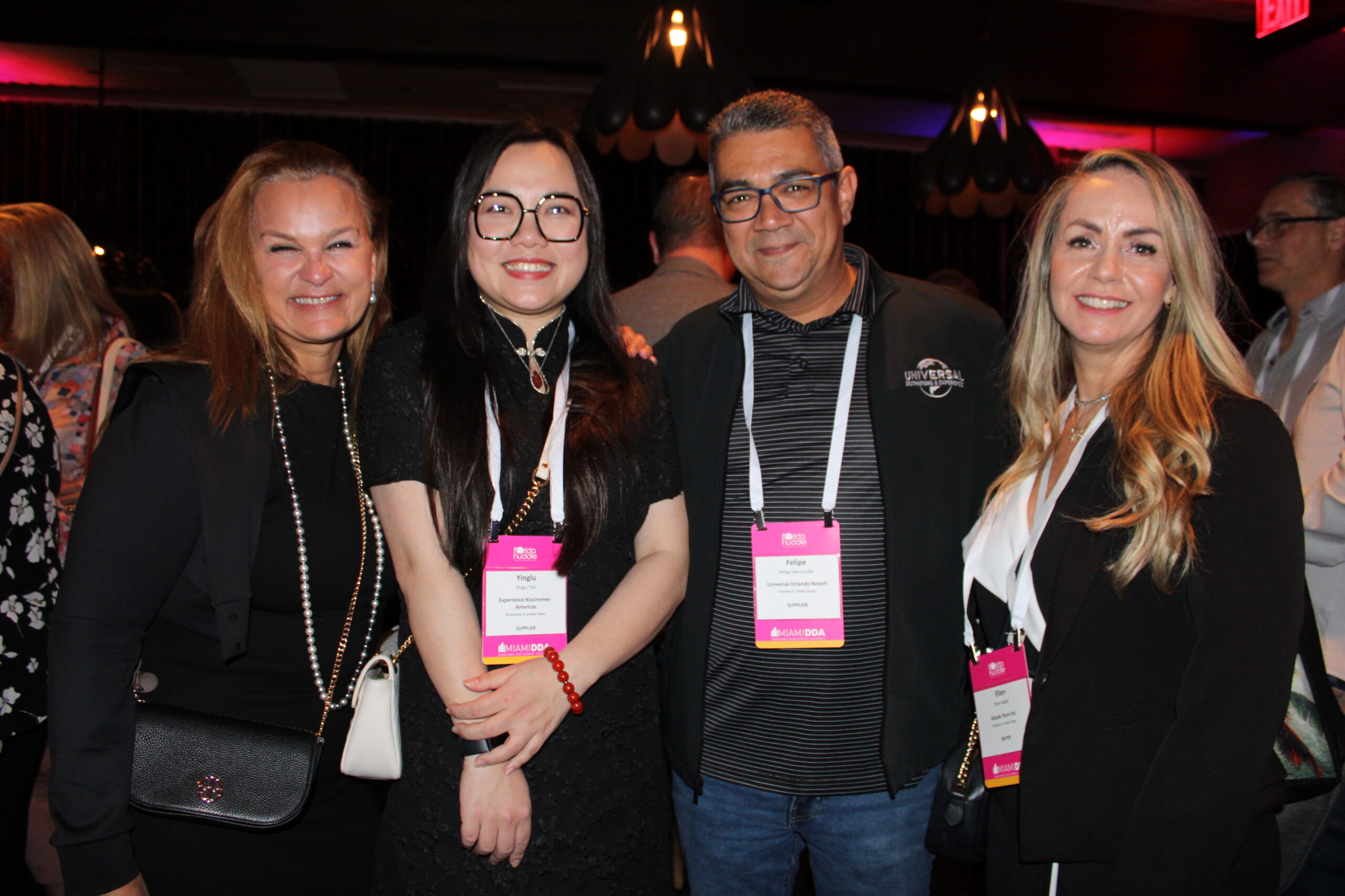 Marianna Silva, do Personal RGE Tours, Yinglu Tian, de Kissimmee, Felipe Hernandez, da Universal, e Ellen Malta, da Kaluah Marianna Silva, do Personal RGE Tours, Yinglu Tian, de Kissimmee, Felipe Hernandez, da Universal, e Ellen Malta, da Kaluah