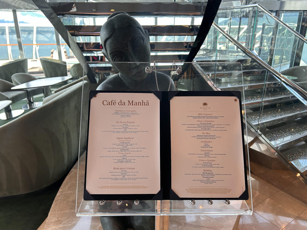 Menu de café da manhã do restaurante no MSC Yacht Club