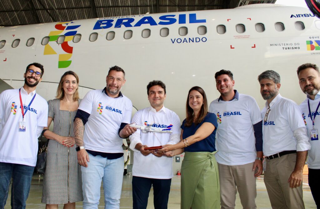 Ministro do Turismo conhece a primeira aeronave da Latam no hangar em Congonhas Ministro do Turismo conhece a primeira aeronave da Latam no hangar em Congonhas
