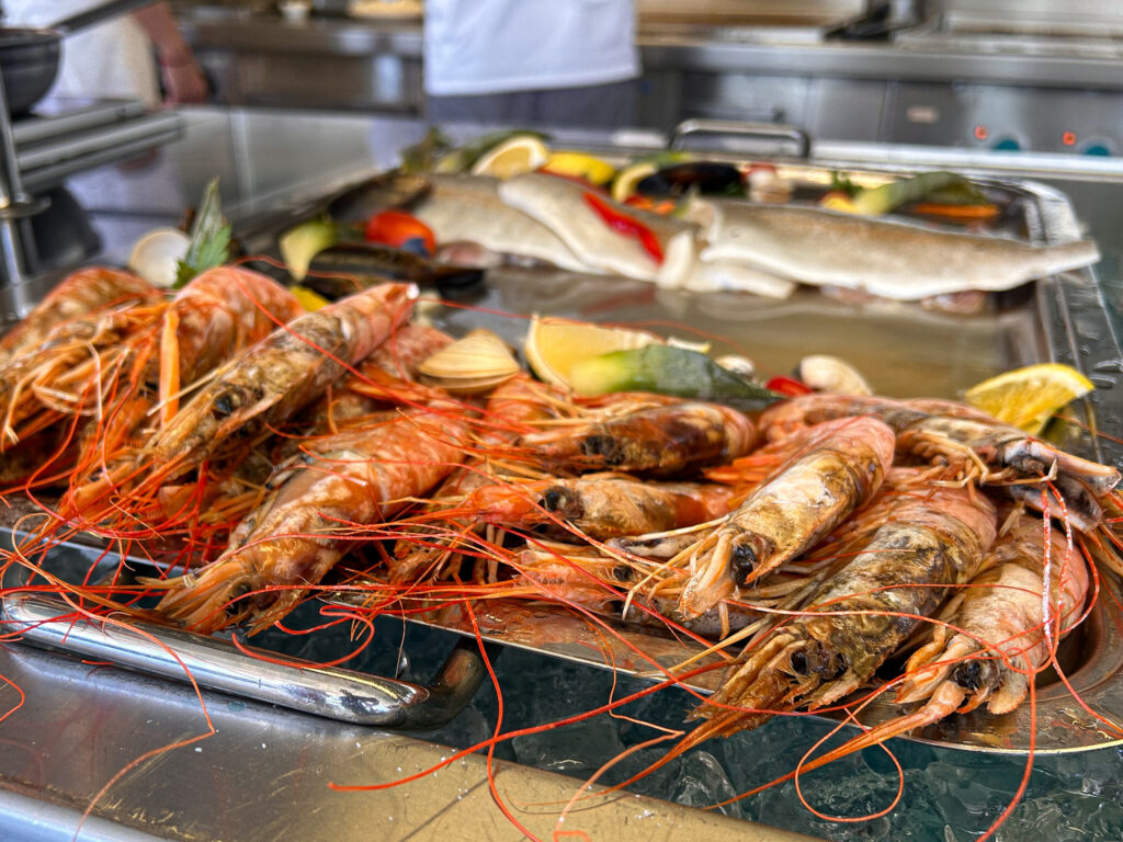 Muitas opções de frutos do mar estão disponíveis no buffet