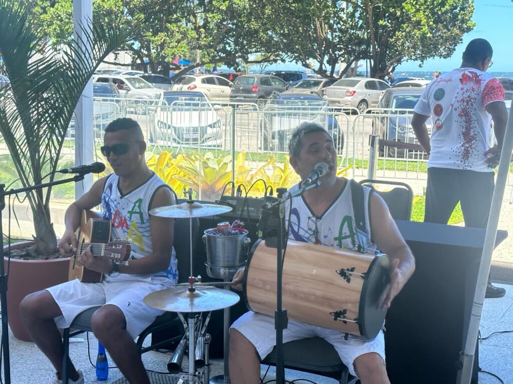 Música ao vivo anima o público presente na feijoada do hotel