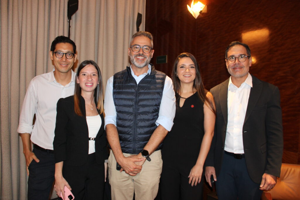Newton Cesar e Milene Ruiz, da Air Canada, Humberto Cançado, da Voetur, Lohana de Pietro, da Air Canada, e Flavio Marques, da Flytour