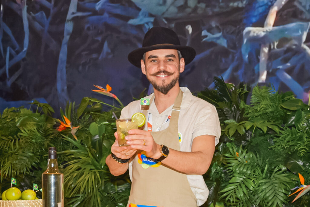 No primeiro dia da BTL, a Embratur ofereceu um workshop de produção de caipirinha em seu estande