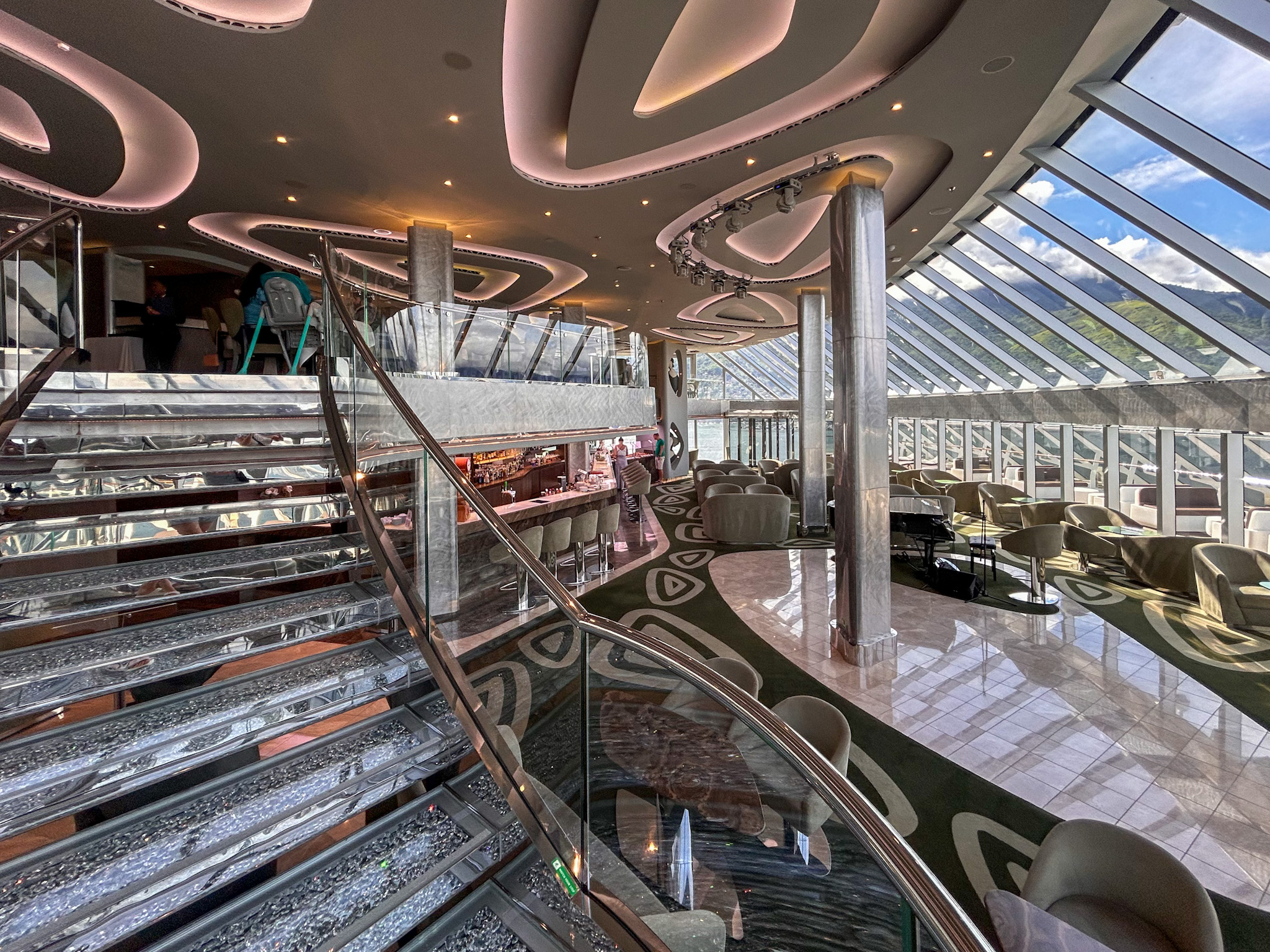 O MSC Yacht Club possui uma escada Swarovski O MSC Yacht Club possui uma escada Swarovski