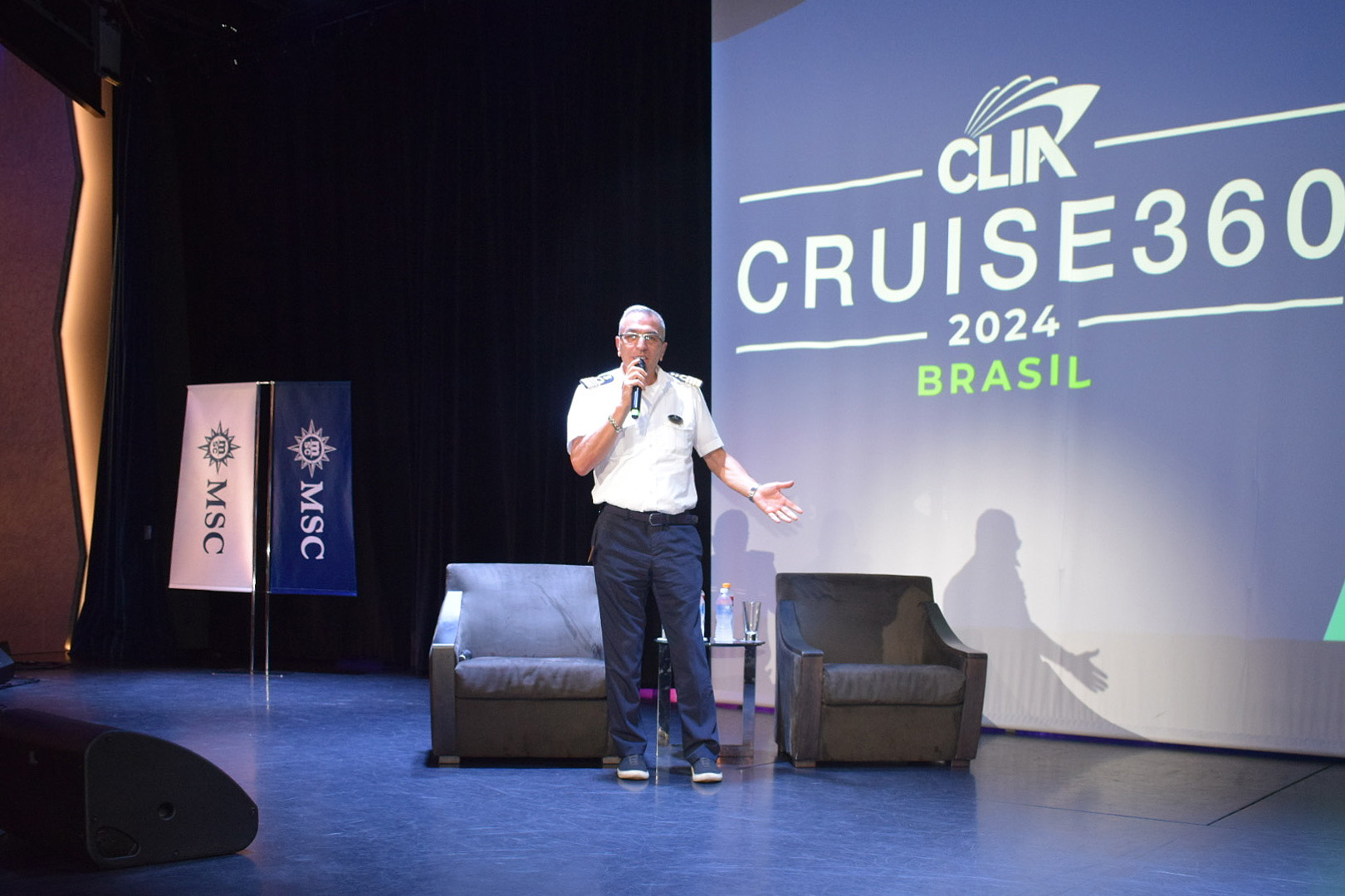 O capitão do MSC Grandiosa abriu o Cruise 360 dando boas vindas a todos os convidados O capitão do MSC Grandiosa abriu o Cruise 360 dando boas vindas a todos os convidados