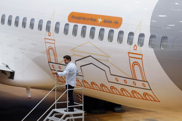 “Conheça o Brasil: Voando”: Gol homenageia Pará com adesivagem em aeronave 1 O ministro do Turismo, Celso Sabino, conferiu os detalhes da aeronave da GOL que homenageia os destinos da região Norte do Brasil (Edu Viana : Divulgação GOL)