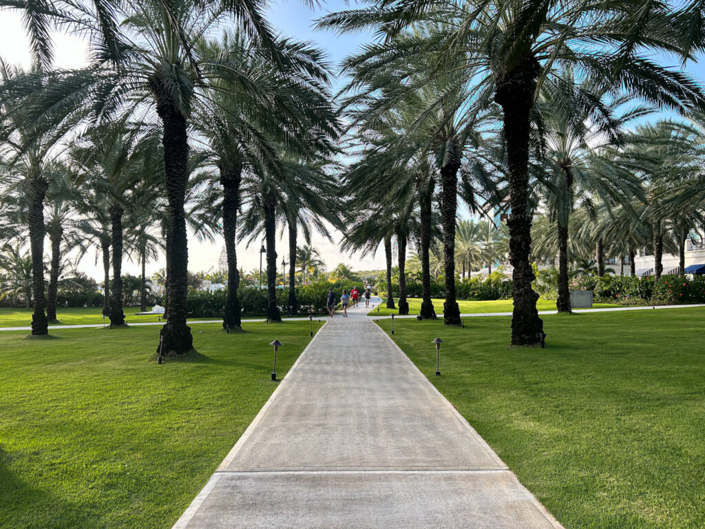 O paisagismo do Sandals Curaçao está presente em toda a propriedade, além de ter uma ciclovia