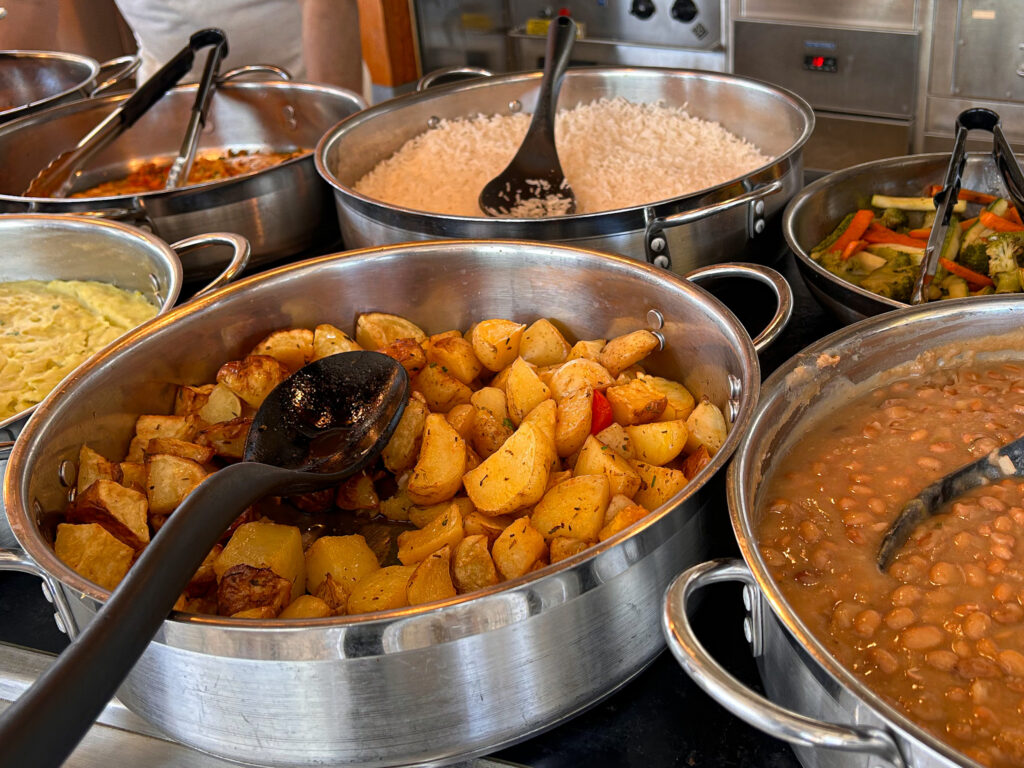 Opções de almoço no restaurante da piscina do Yacht Club