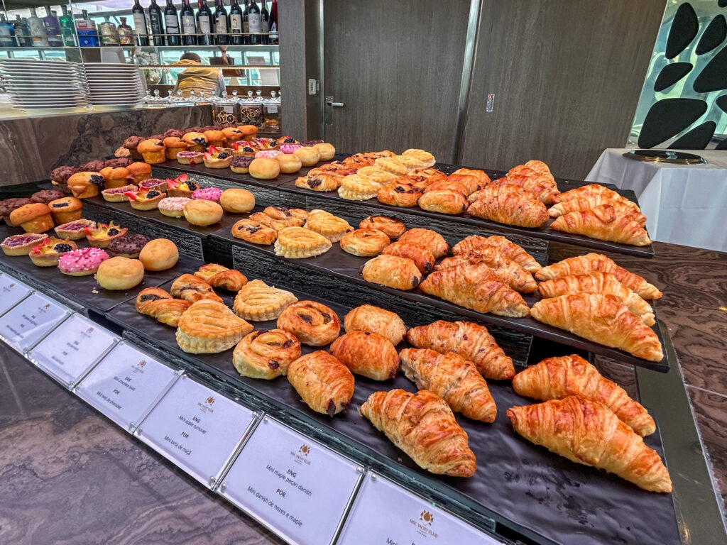 Opções de pães no lounge do MSC Yacht Club