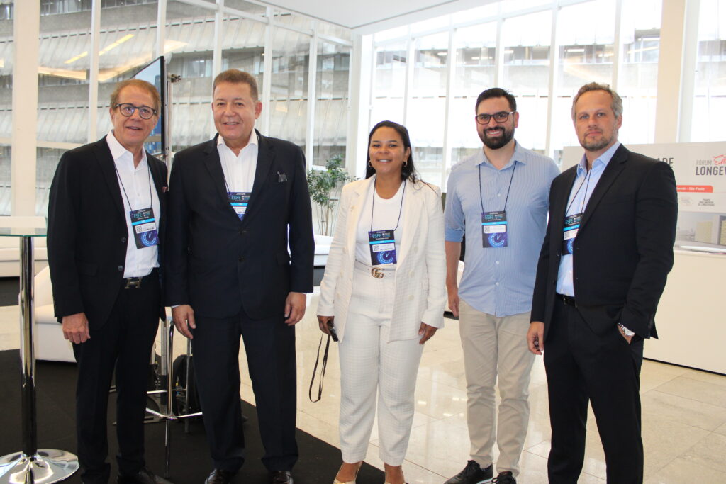 Otávio Neto, organizador do Esfe, Alexandre Sampaio e Aline Lopes, da CNC, e Enzo Arns e Cassio Garkalns, da GKS Otávio Neto, organizador do Esfe, Alexandre Sampaio e Aline Lopes, da CNC, e Enzo Arns e Cassio Garkalns, da GKS