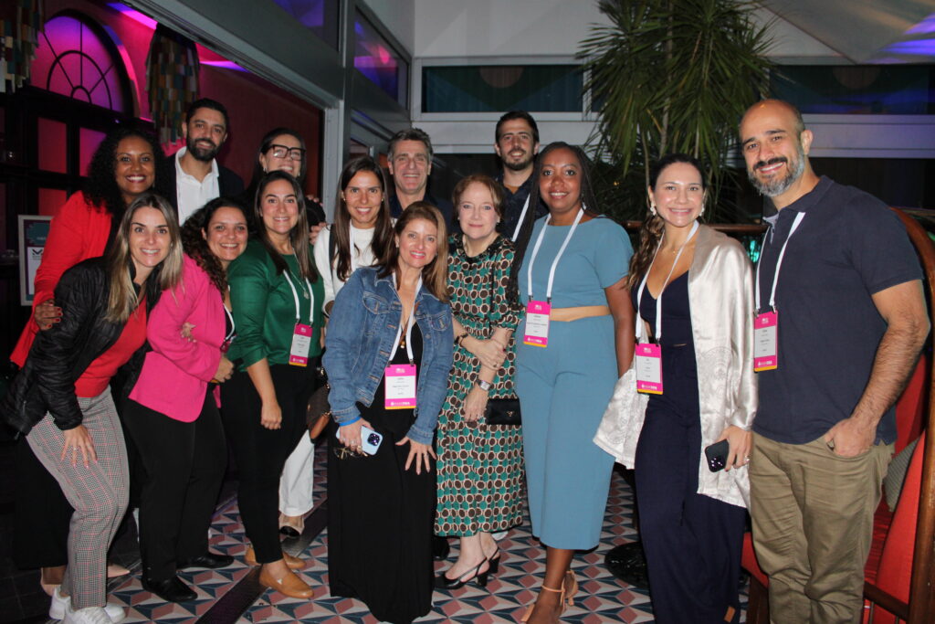 Parte ainda maior da delegação brasileira com Elaine Blayzs e Patrick Yvars, do Visit Orlando