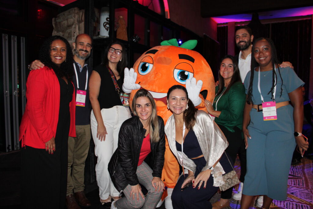 Parte da delegação brasileira com a laranja do Orange County