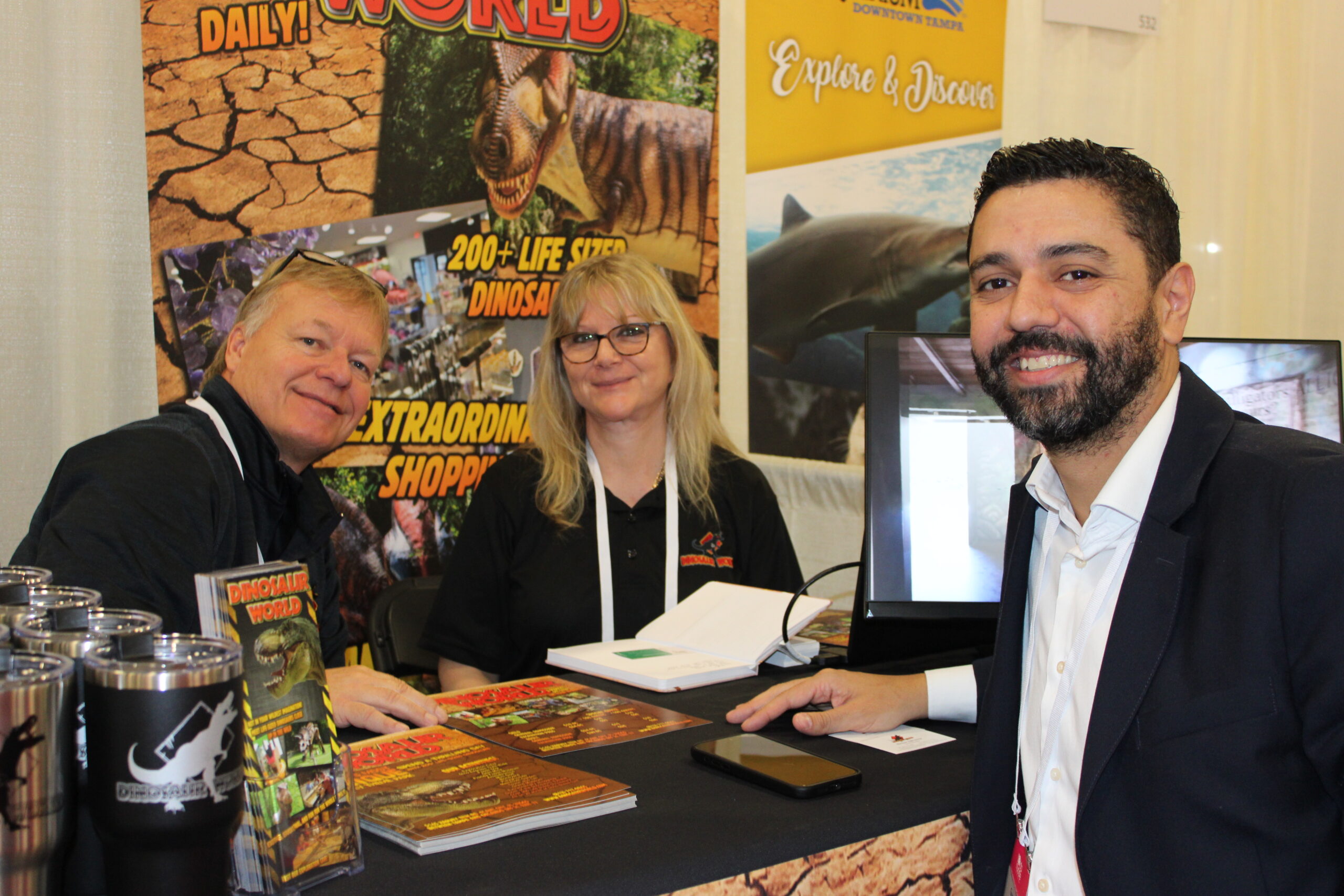 Pierre e Marlene Andreasson, do Dinosaur World, e Gustavo Nappo, da EHTL Pierre e Marlene Andreasson, do Dinosaur World, e Gustavo Nappo, da EHTL